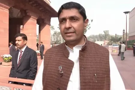 नाम नहीं, ढांचा बदलने का आरोप: सदन के बाहर 'विकसित भारत जी राम जी' बिल पर कांग्रेस का तीखा विरोध 