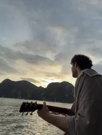 क्या नदी किनारे गिटार की तान में रंगे सिद्धांत चतुर्वेदी के आस्मा के रंग?