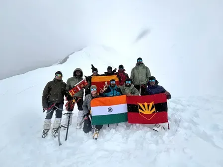 नागालैंड : भारतीय सेना ने माउंट गोरिचेन पर फहराया तिरंगा, साहस और सहनशीलता का प्रदर्शन