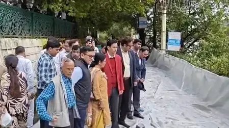 नैनीताल में भारी बारिश से माल रोड का एक हिस्सा धंसा, सीएम के सचिव ने किया निरीक्षण
