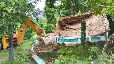 रामनगर में अवैध मजार पर चला प्रशासन का बुलडोजर, रेलवे जमीन से हटाया गया अतिक्रमण