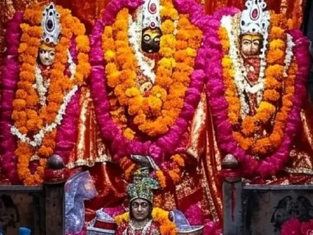 नरी सेमरी सिद्धपीठ: चादर के आर-पार होकर जलती है मां कात्यायनी की ज्योति, लाठियों से पीटकर होती है पूजा