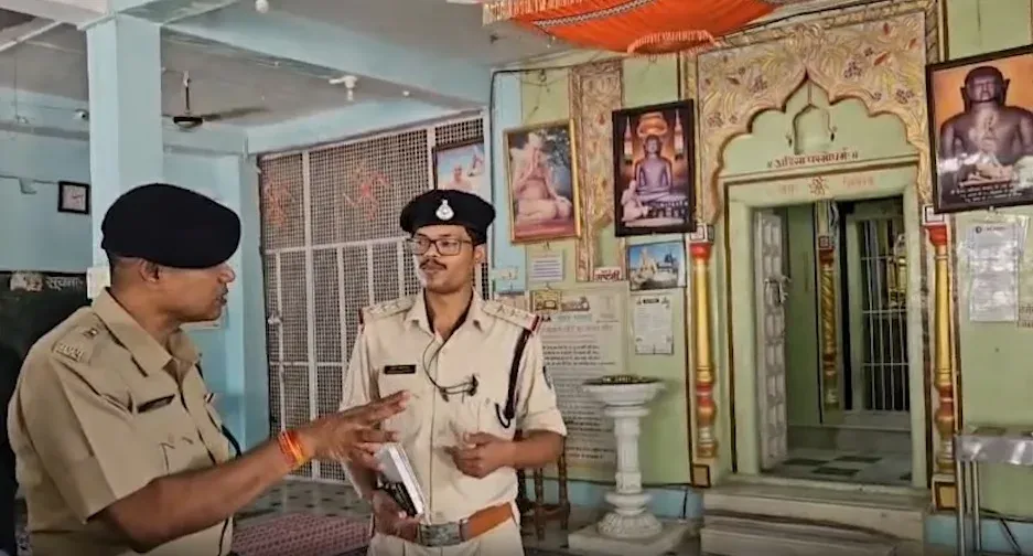 नरसिंहपुर के नेमिनाथ जैन मंदिर में चोरी: सोने-चांदी के तीन छत्र और डीवीआर लेकर फरार हुए चोर