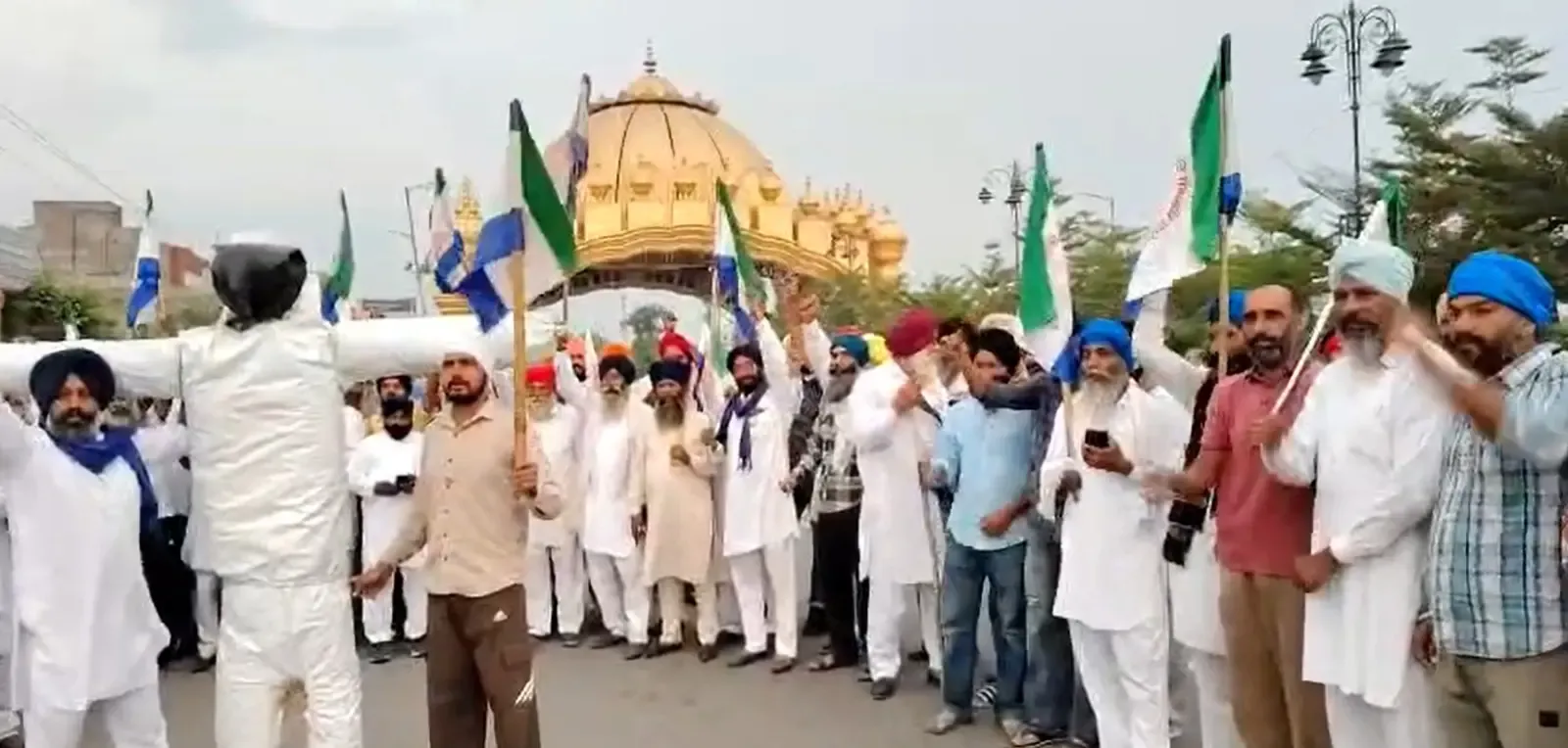 पंजाब बंद: नशे के खिलाफ किसान संगठनों का अमृतसर में गोल्डन गेट पर जोरदार प्रदर्शन
