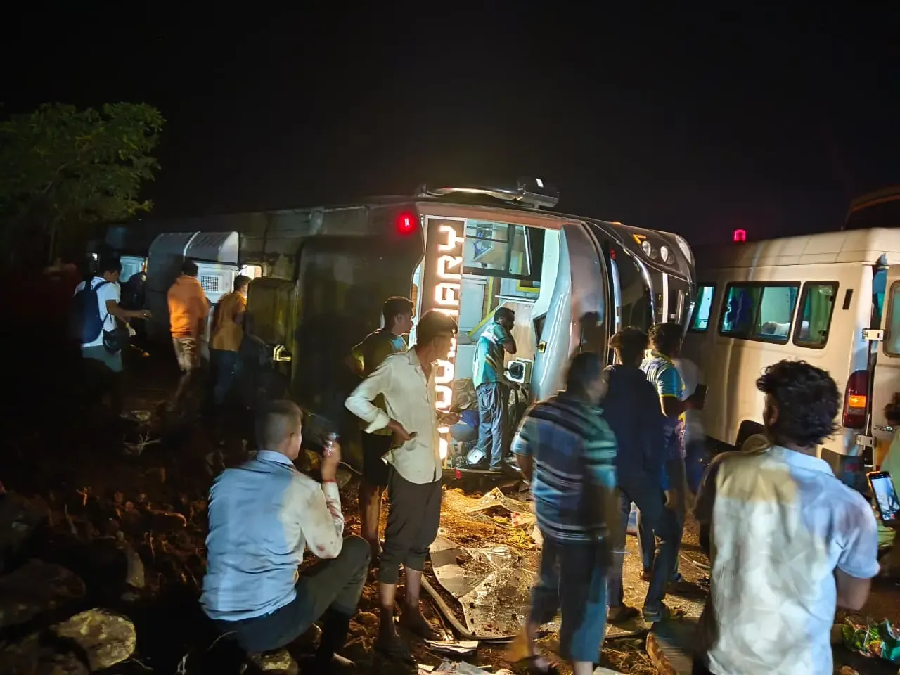 नासिक-अहमदाबाद मार्ग पर बस हादसा: 2 की मौत, 6 घायल; कोहरे से दृश्यता शून्य