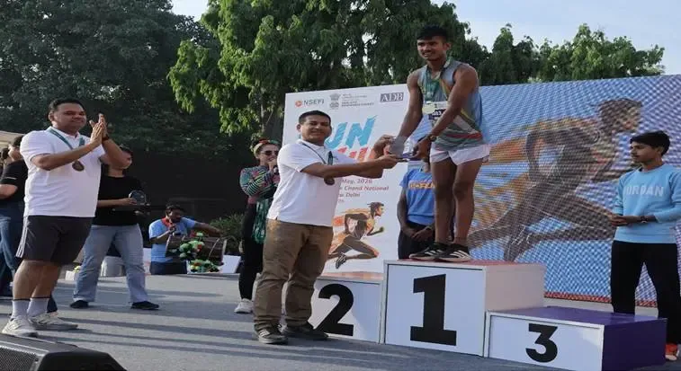MNRE का 'रन फॉर सन' मैराथन: भारत की सौर क्षमता 150 गीगावाट, अप्रैल 2026 में 2.7 लाख रूफटॉप इंस्टॉलेशन का रिकॉर्ड