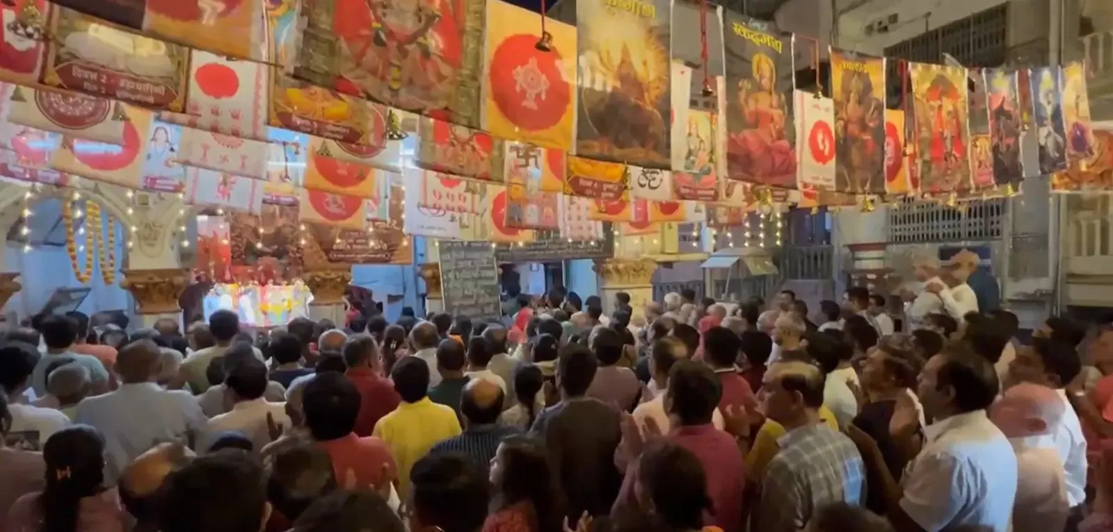 नवरात्रि के पहले दिन सूरत के 400 साल पुराने अंबाजी मंदिर में उमड़ा आस्था का सैलाब, शिवाजी-गांधी का भी है जुड़ाव