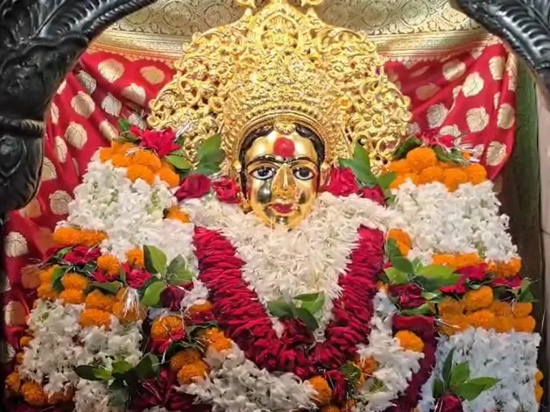 क्या नवरात्रि 2025 में मां ब्रह्मचारिणी की आराधना सुख-समृद्धि के द्वार खोलती है?
