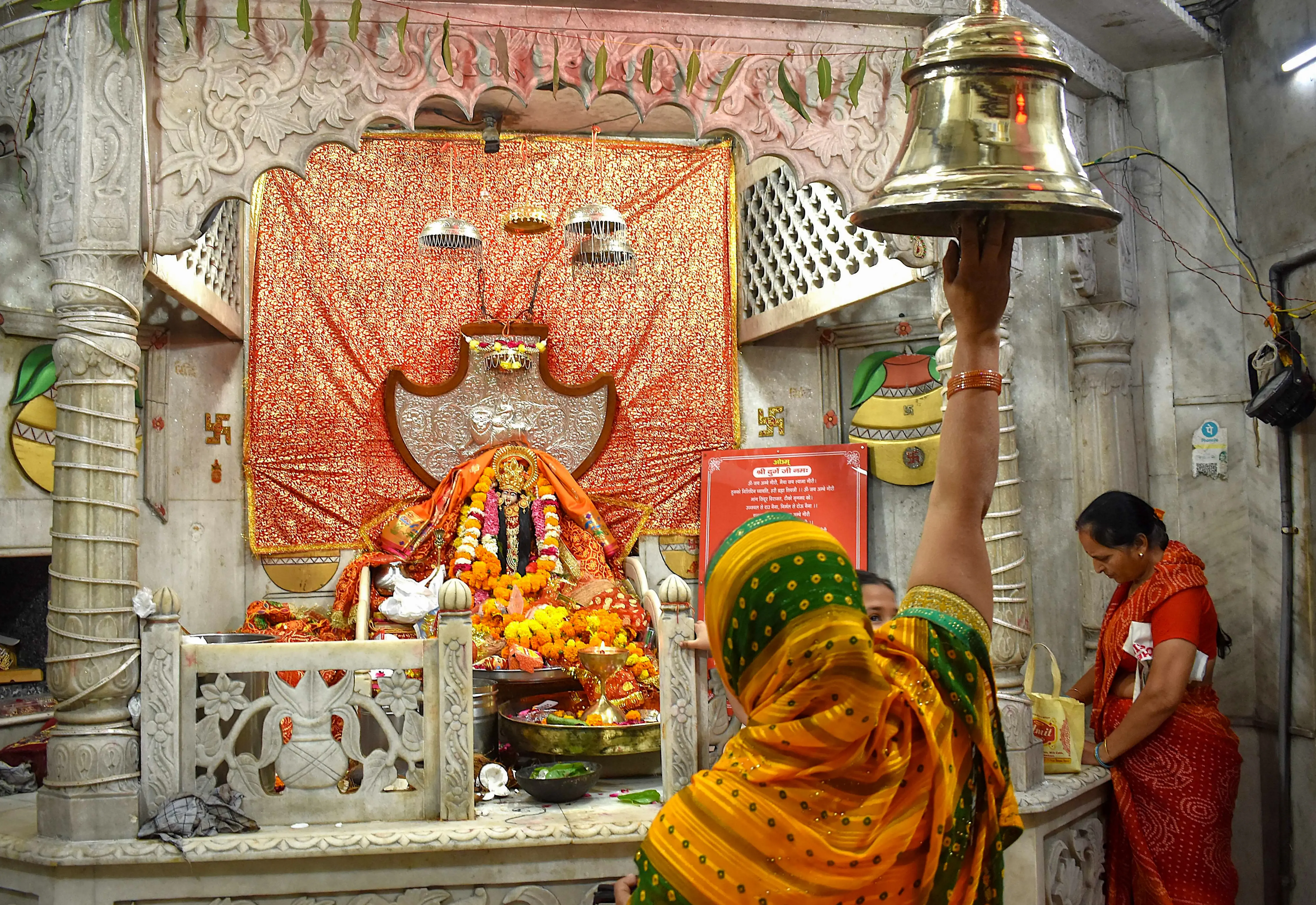 नवरात्रि के तीसरे दिन: मां चंद्रघंटा की उपासना से प्राप्त करें शांति और साहस का आशीर्वाद