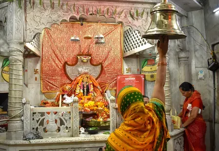 नवरात्रि का तीसरा दिन: मां चंद्रघंटा की आराधना से मिलता है शांति और साहस का आशीर्वाद