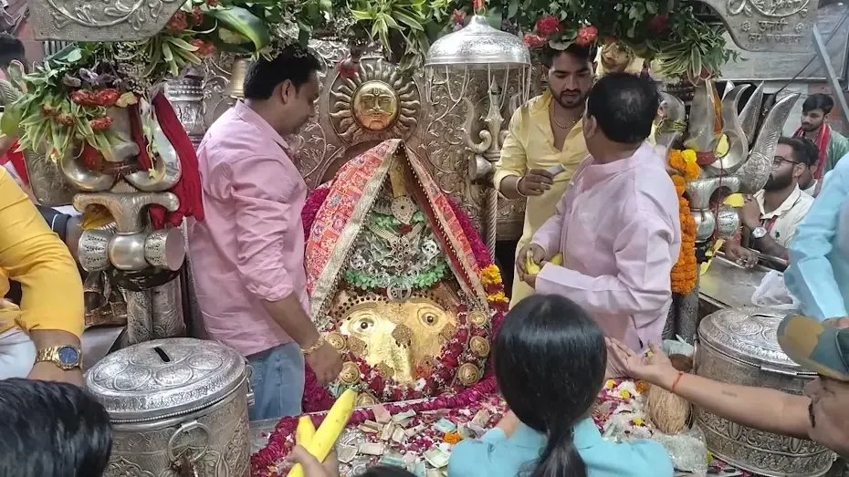 नवरात्रि चतुर्थी पर कालकाजी मंदिर में हजारों भक्त, मां कूष्मांडा के दर्शन को रात 2 बजे से लगी कतारें