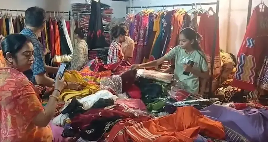 नवरात्र 2026: जामनगर में चनिया चोली की एडवांस बुकिंग शुरू, गरबा ड्रेस की मांग में उछाल