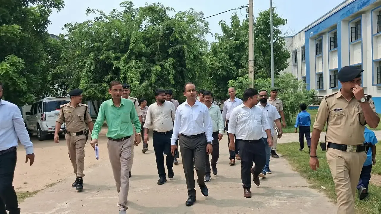 नवादा डीएम रवि प्रकाश ने अंबेडकर छात्रावास का औचक निरीक्षण किया, छात्रों संग बैठकर खाया भोजन