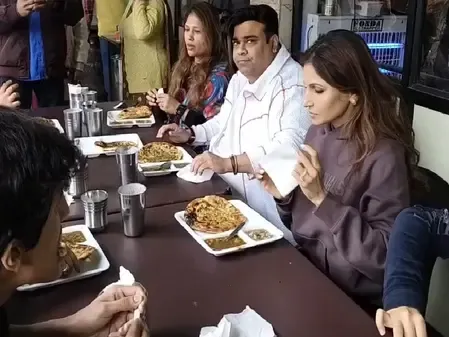 नए साल के मौके पर परिवार के साथ अमृतसर पहुंचे कीकू शारदा, लिया कुलचों का स्वाद