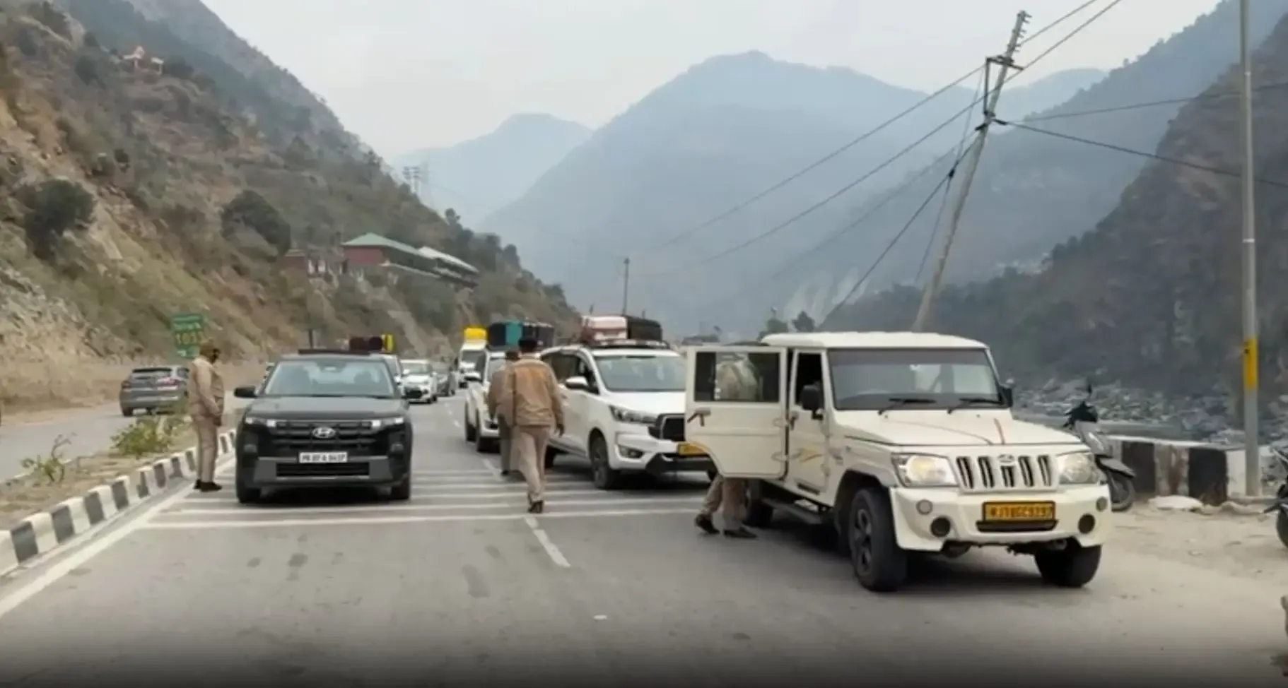 क्या हिमाचल प्रदेश में नए साल पर पर्यटकों का जमावड़ा है, मंडी पुलिस सुरक्षा में तैनात?