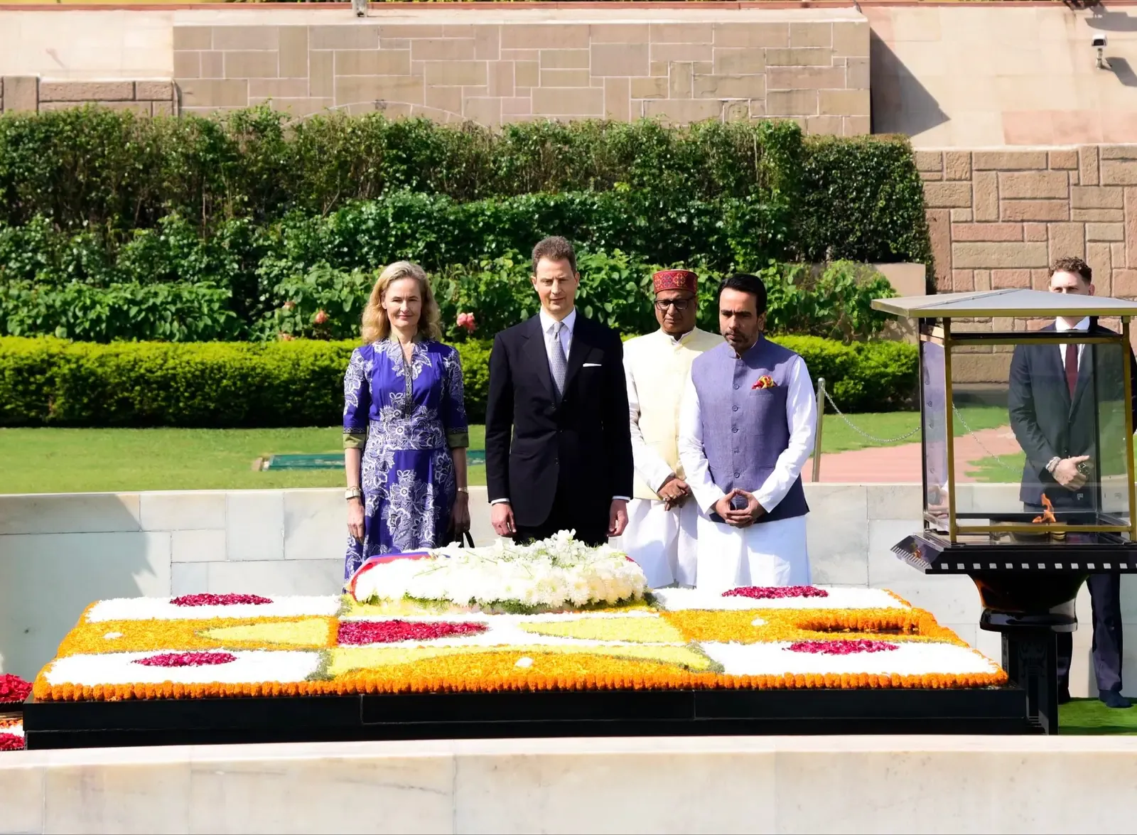लिकटेंस्टीन के युवराज एलोइस ने राजघाट पर गांधी को नमन किया, PM मोदी से हैदराबाद हाउस में मुलाकात
