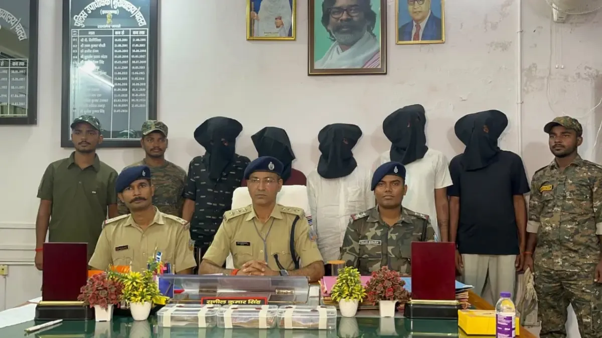 चतरा में NCB अधिकारी बनकर बस से ₹32 लाख लूटने वाला अंतरराज्यीय गिरोह गिरफ्तार, थार और नकदी बरामद