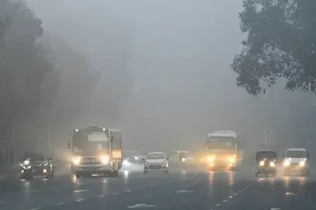 एनसीआर में घना कोहरा, भीषण प्रदूषण और ठंड की दोहरी मार, एक्यूआई 450 के पार