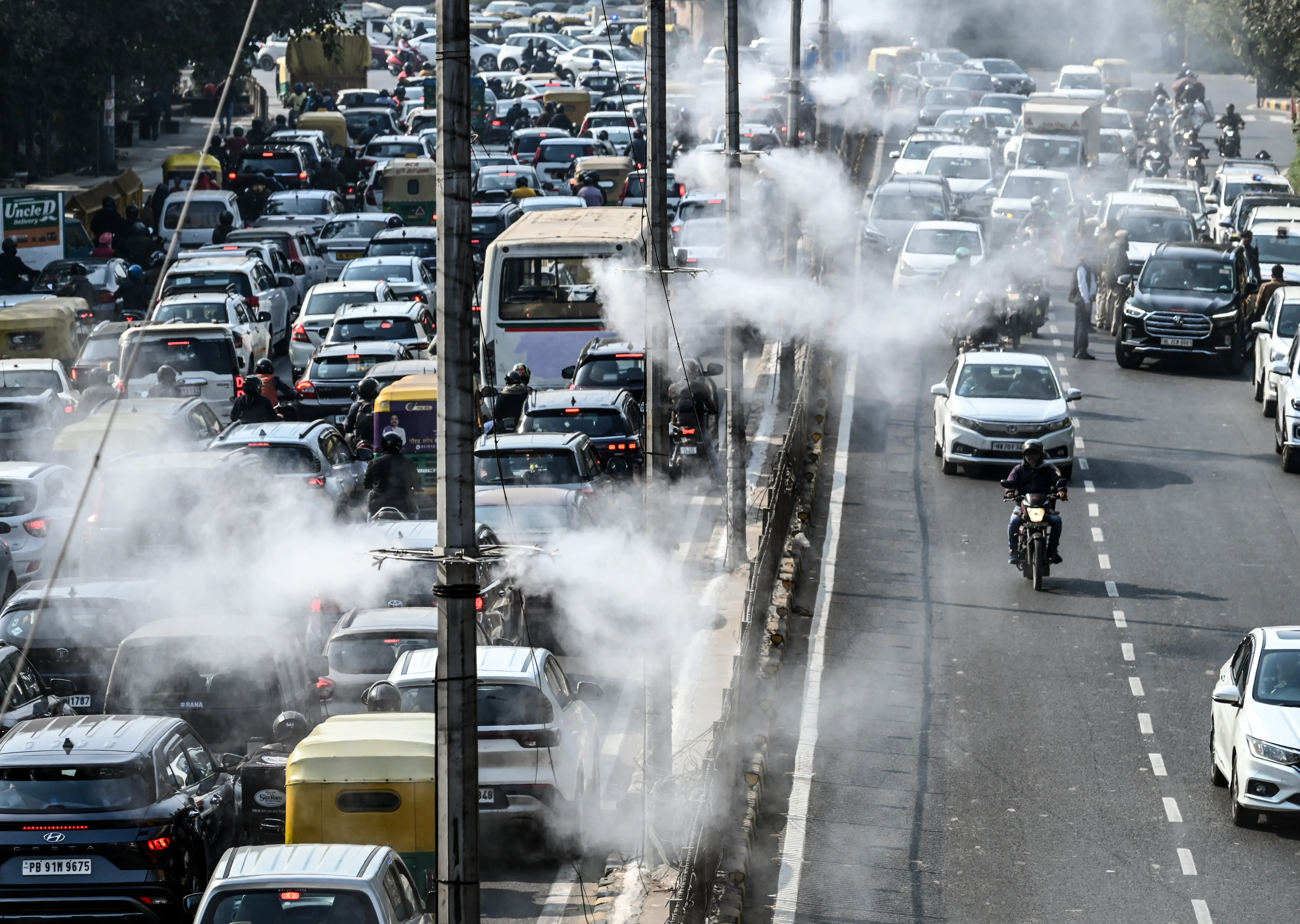 क्या एनसीआर में वायु गुणवत्ता गंभीर हो गई है? एक्यूआई 400 के करीब