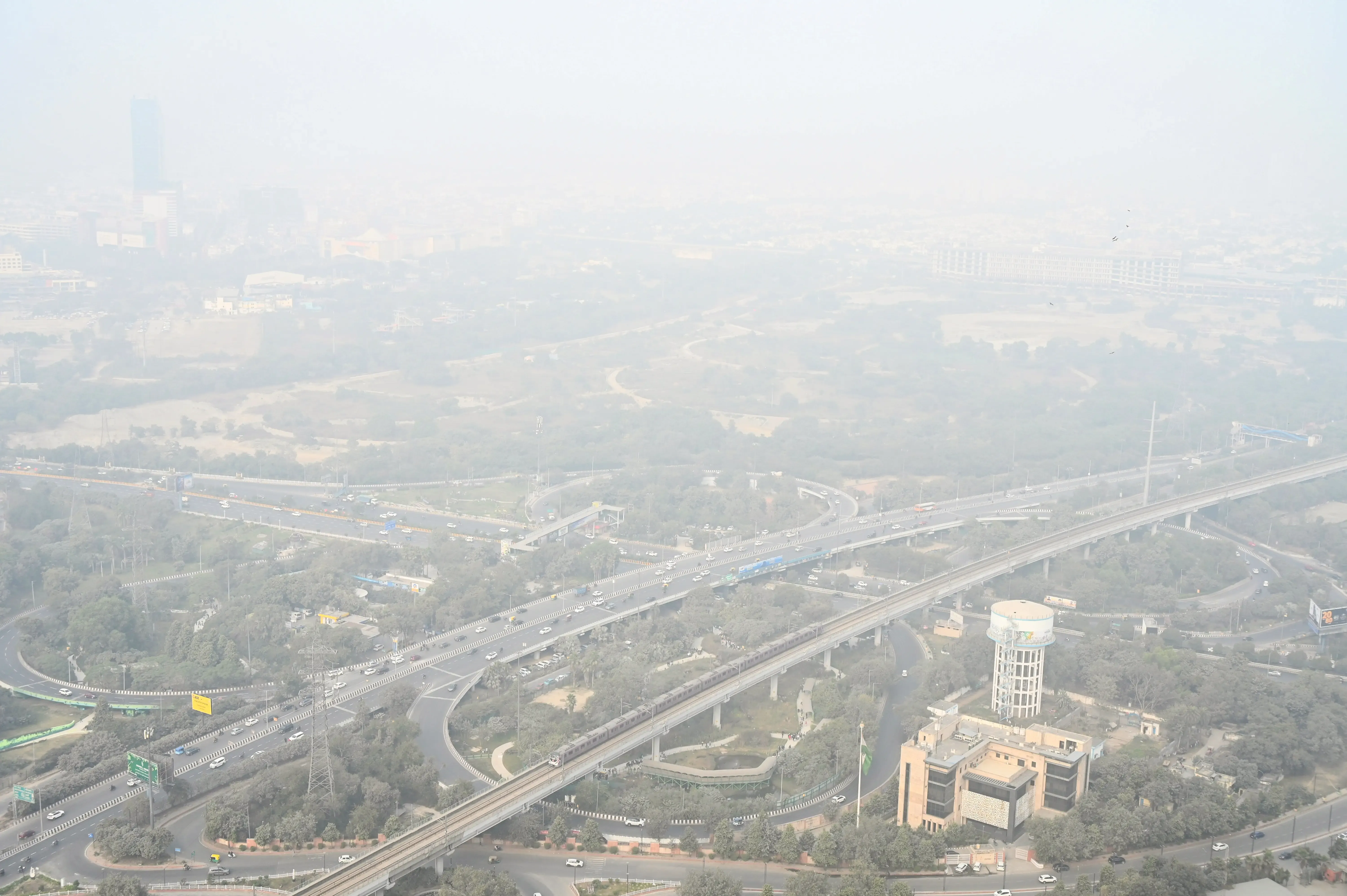 क्या एनसीआर में वायु गुणवत्ता फिर बिगड़ गई है? ऑरेंज से रेड जोन में पहुंचा एक्यूआई, स्कूल खुले लेकिन चिंता बढ़ी