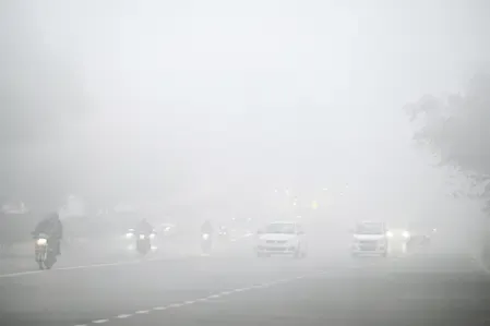 एनसीआर में प्रदूषण और घने कोहरे का कहर, एक्यूआई 450 के पार, नए साल में हल्की बारिश से राहत की उम्मीद 