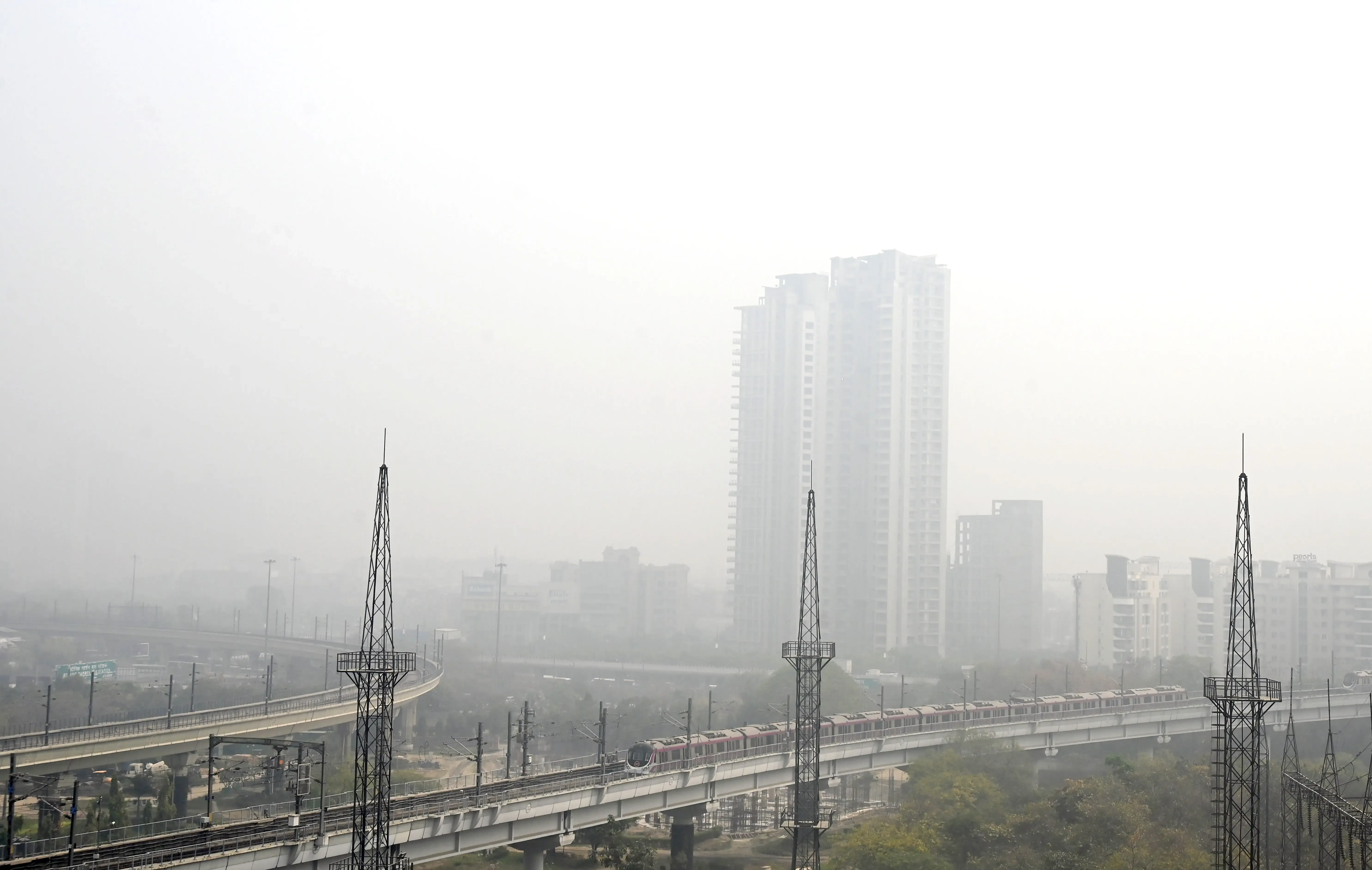 दिल्ली-एनसीआर में मौसम की मार: सुबह की धुंध, दिन में गर्मी और जहरीली हवा