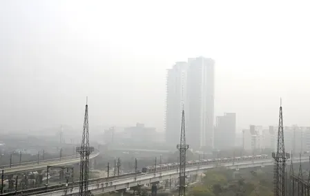 दिल्ली-एनसीआर में मौसम की मार: सुबह की धुंध, दिन में गर्मी और जहरीली हवा