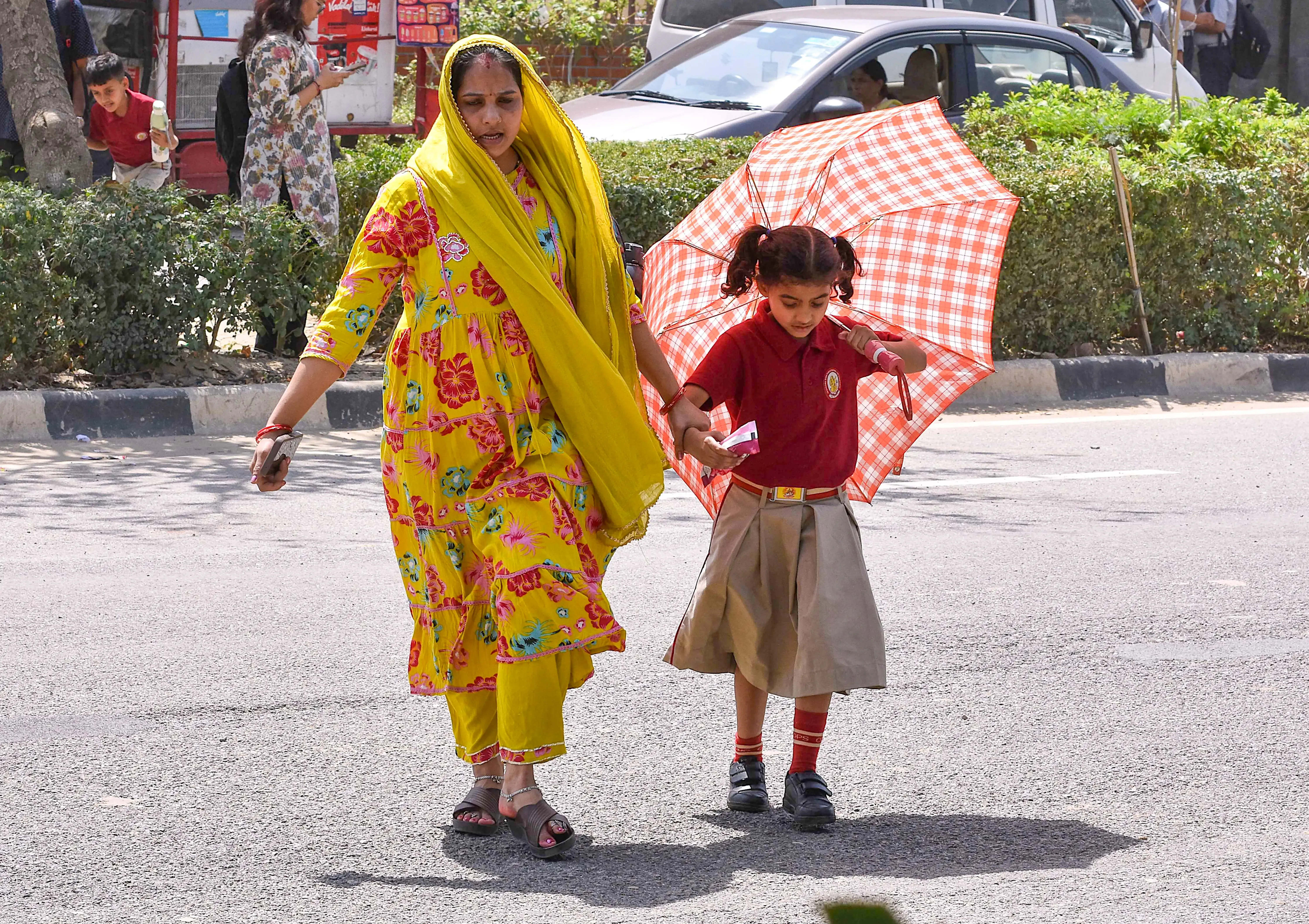 एनसीआर में भीषण हीट वेव: 43°C तापमान, 26 अप्रैल से बारिश देगी राहत