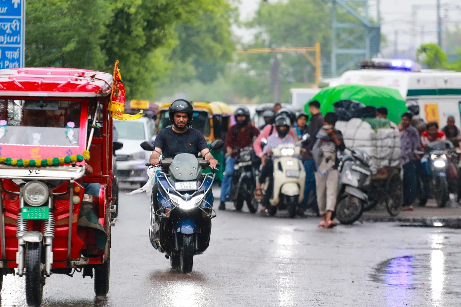 एनसीआर में 11-12 जून को आंधी-बारिश का येलो अलर्ट, 43°C गर्मी के बाद 7 डिग्री गिरेगा पारा