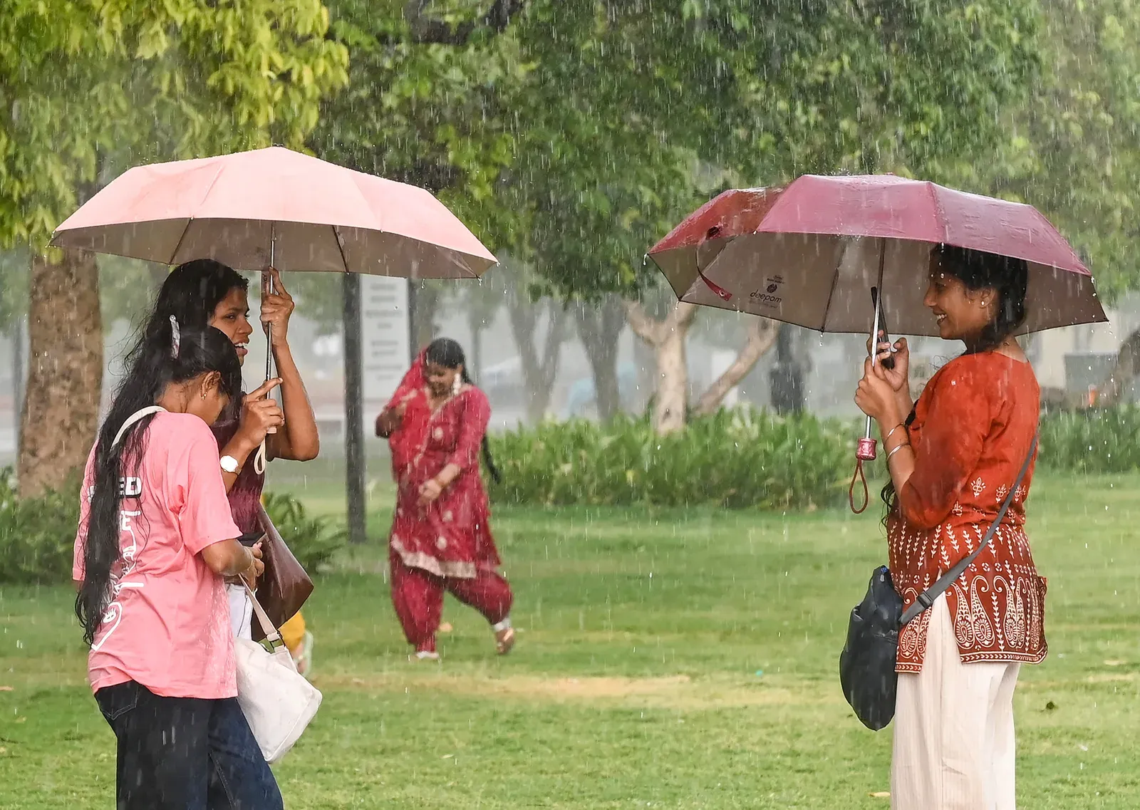 दिल्ली-एनसीआर में 11 जून को ऑरेंज अलर्ट: 40-50 km/h आंधी-बारिश, तापमान 42°C तक