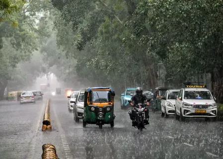 दिल्ली-एनसीआर में 15 जून को येलो अलर्ट: 40-50 किमी/घंटा हवाएं, बारिश के बाद भी उमस से राहत नहीं