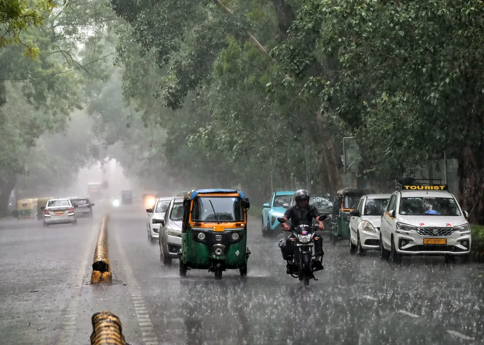 एनसीआर में मौसम बदला: 12 जून को 35°C तापमान, बारिश-आंधी-वज्रपात का अलर्ट, पूरे सप्ताह राहत के संकेत