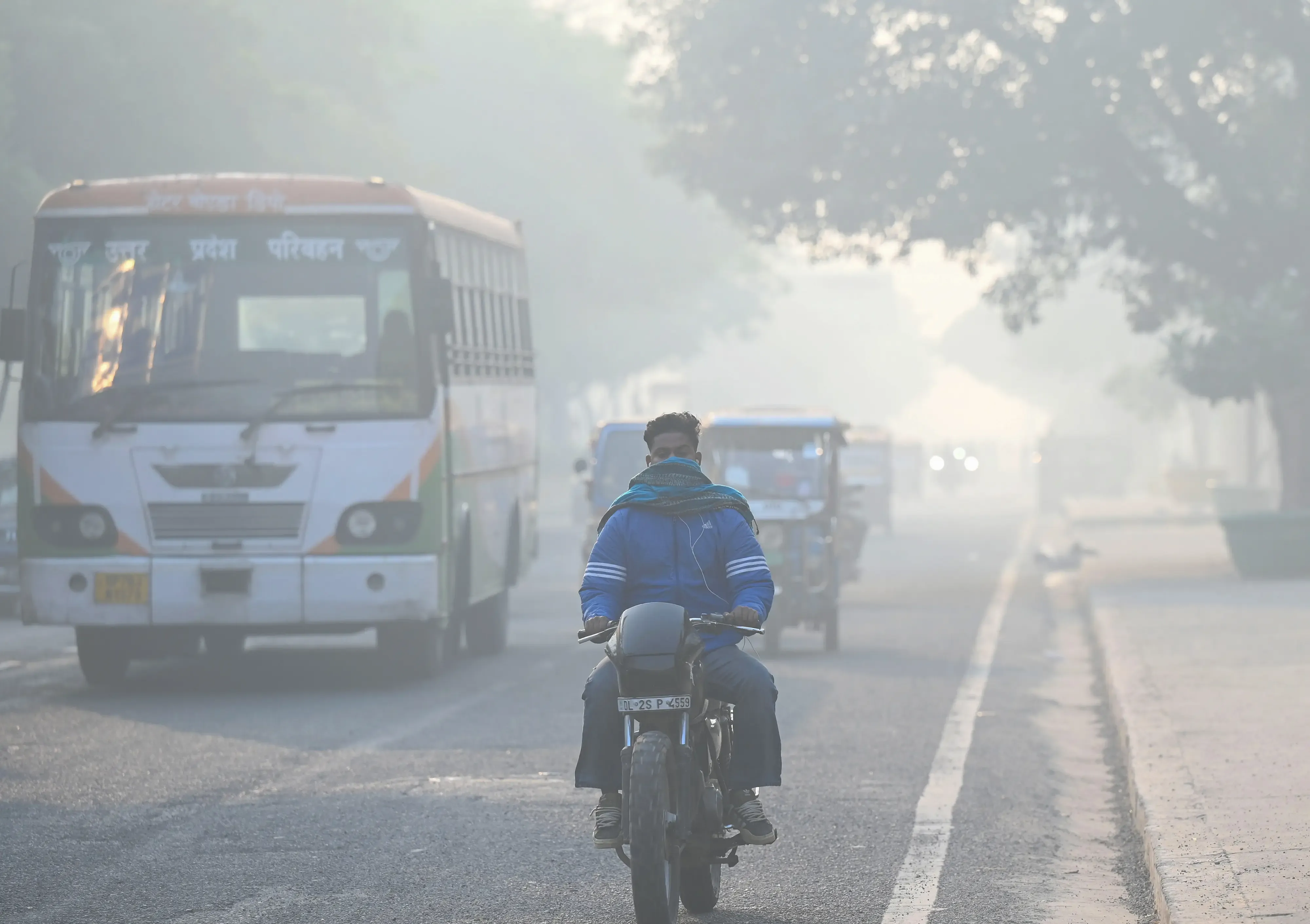 क्या एनसीआर में ठंड ने दस्तक दे दी है, तापमान में गिरावट और धुंध से बढ़ी मुश्किलें?