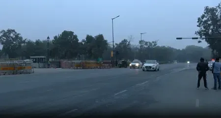 एनसीआर में ठंडी हवाओं से कड़ाके की ठंड, प्रदूषण और कोहरे से मिली राहत  