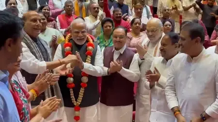 एनडीए बैठक में 'हर हर महादेव' के नारों के बीच पीएम मोदी का भव्य स्वागत, ऑपरेशन सिंदूर की सफलता पर सम्मानित