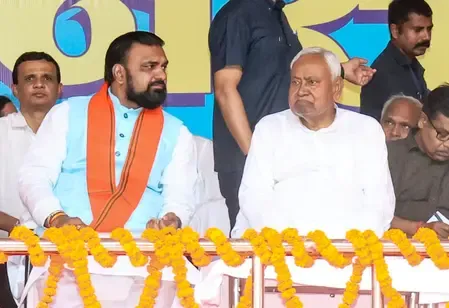 एनडीए विधायक दल के नेता बनने पर नीतीश कुमार ने सम्राट चौधरी को दी बधाई