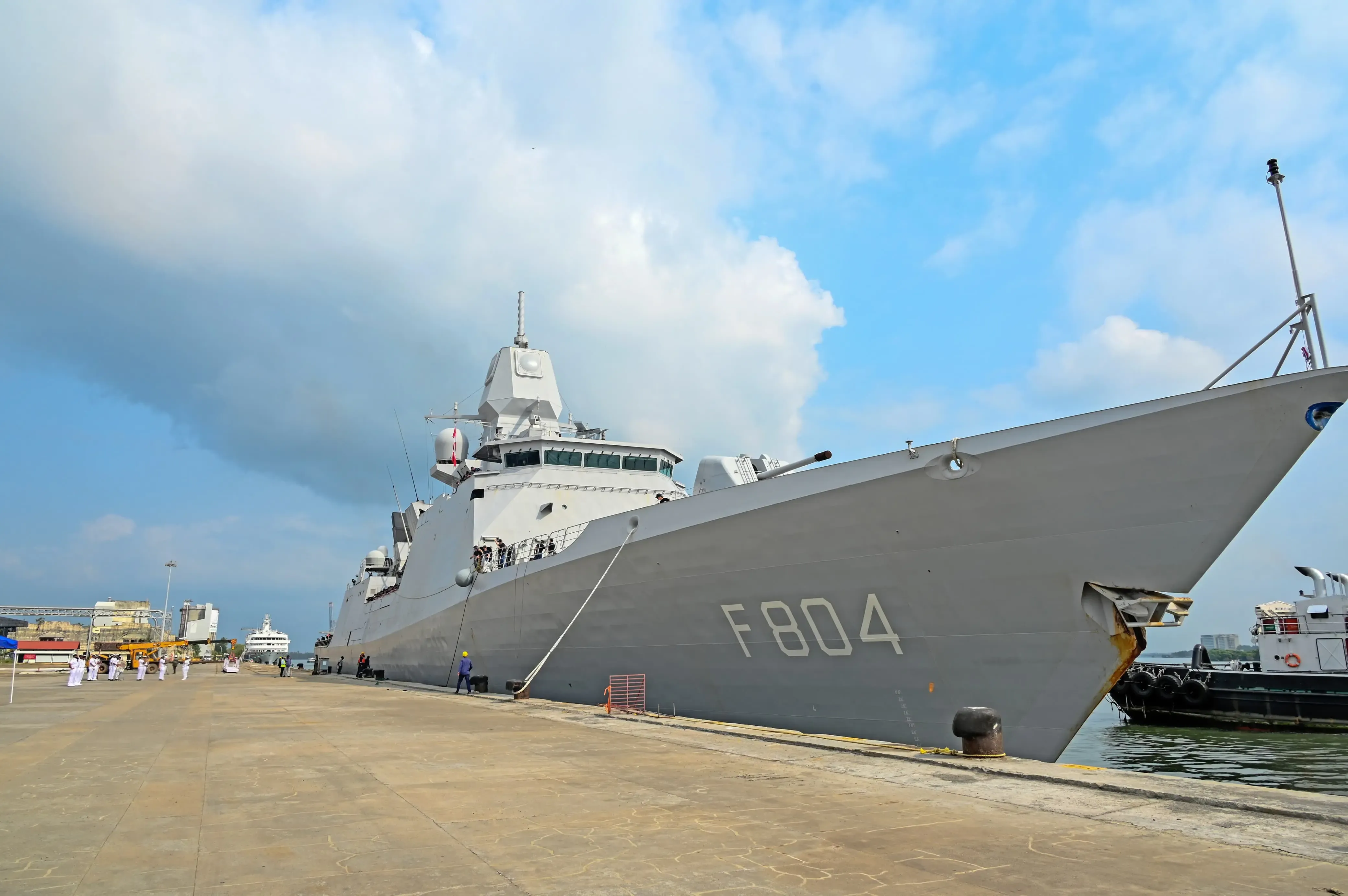 नीदरलैंड्स युद्धपोत HNLMS डी रूयटर कोच्चि पहुँचा, मेजर जनरल रॉब डी विट के नेतृत्व में उच्चस्तरीय नौसैनिक प्रतिनिधिमंडल