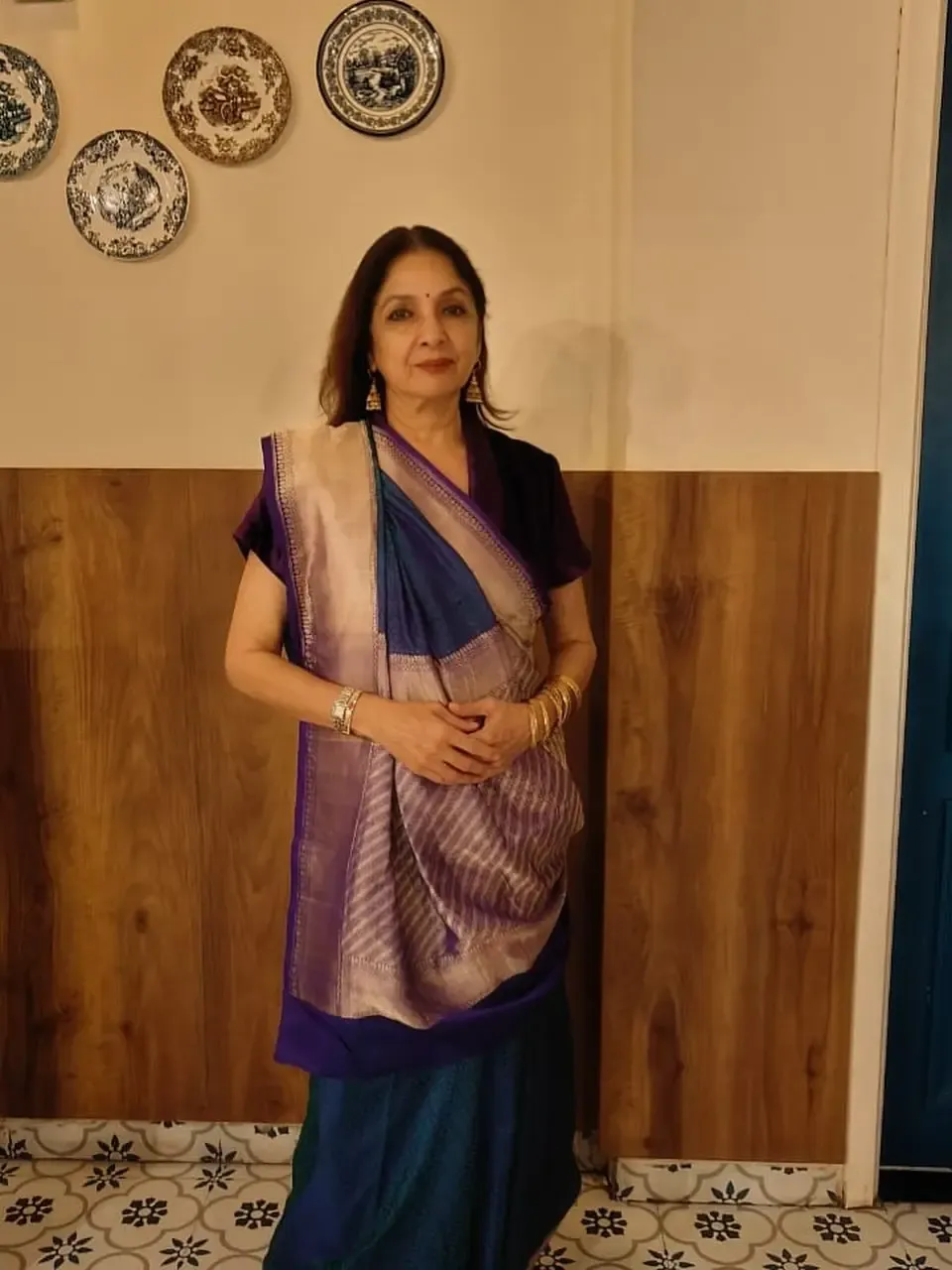 How Does Neena Gupta Flaunt the Pallu in Gujarati Style Saree?