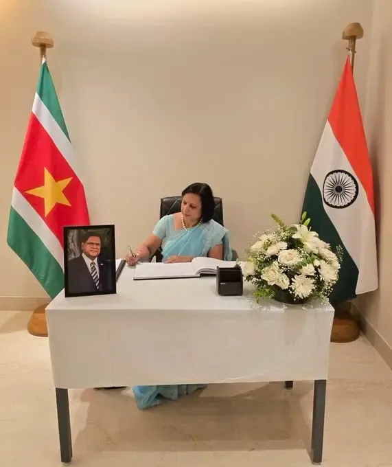 डॉ. नीना मल्होत्रा ने सूरीनाम दूतावास जाकर पूर्व राष्ट्रपति संतोखी के निधन पर शोक व्यक्त किया