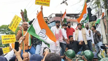 नीट पेपर लीक: रांची में कांग्रेस का BJP कार्यालय घेराव, दोनों पक्षों में अंडे-टमाटर की जंग