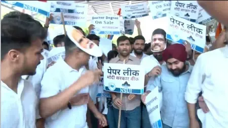 नीट यूजी 2026 पेपर लीक: एनएसयूआई का जोरदार प्रदर्शन, छात्रों में भारी आक्रोश — शिक्षा मंत्री के इस्तीफे की माँग