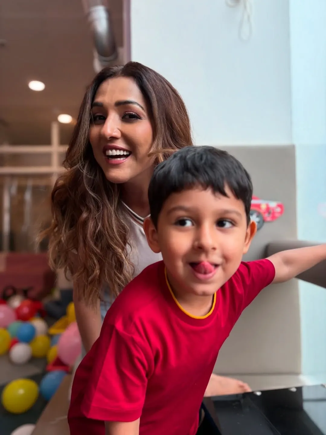 Did Neeti Mohan's son Aryaveer face the camera for the first time with her 'Mumma dear'?