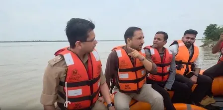 नेपाल बाढ़ के बाद महाराजगंज हाई अलर्ट पर, DM-SP ने गंडक नदी का नाव से किया निरीक्षण