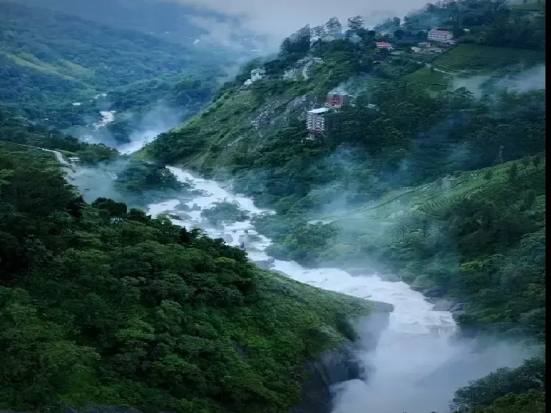 नेरियमंगलम: प्रकृति की गोद में छिपा अद्भुत गांव, झरनों और मसालों का संपूर्ण अनुभव