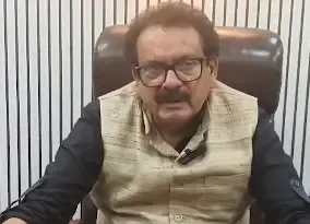 क्या नेताओं की तुलना ईश्वर से करना चाटुकारिता की पराकाष्ठा है? : एसपी सिंह बघेल