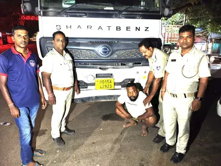भुवनेश्वर: NH-16 पर बेकाबू ट्रक ने कार को 600 मीटर घसीटा, दो घायल; ड्राइवर गिरफ्तार