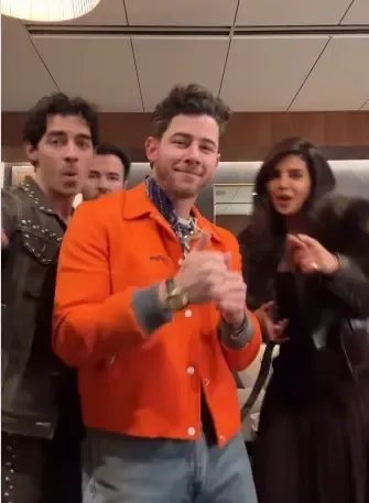 क्या निक जोनास पर चढ़ा बॉलीवुड का खुमार, 'आप जैसा कोई' गाने पर प्रियंका संग जमकर थिरके?