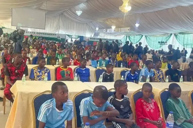 क्या नाइजीरिया में मेडिकल चेकअप के बाद परिजनों को सौंपे जाएंगे अपहरणकर्ताओं से रिहा कराए गए 100 बच्चे?