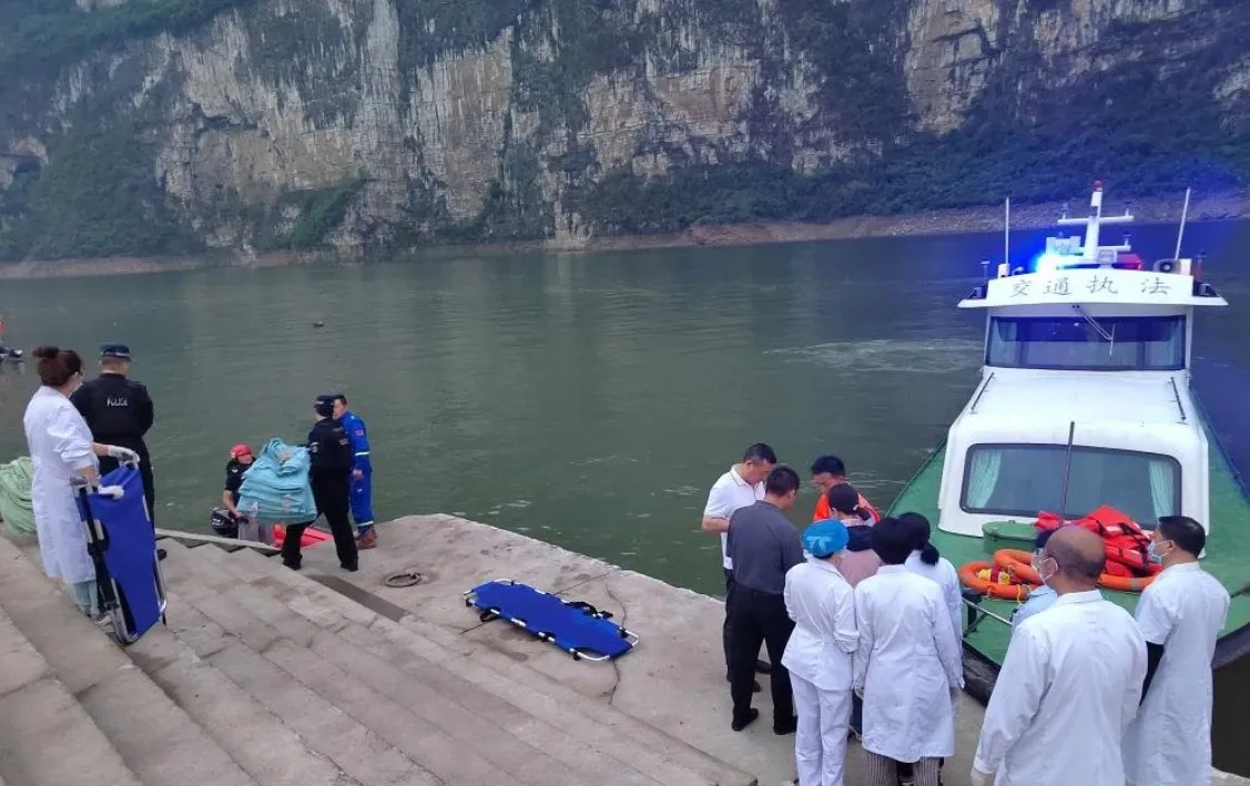 What caused the tragic capsizing of tourist boats in China?