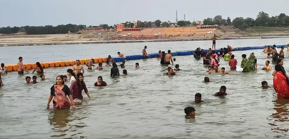 निर्जला एकादशी 2025: त्रिवेणी संगम पर हजारों श्रद्धालुओं ने किया पवित्र स्नान, हरिद्वार में भी उमड़ी भीड़